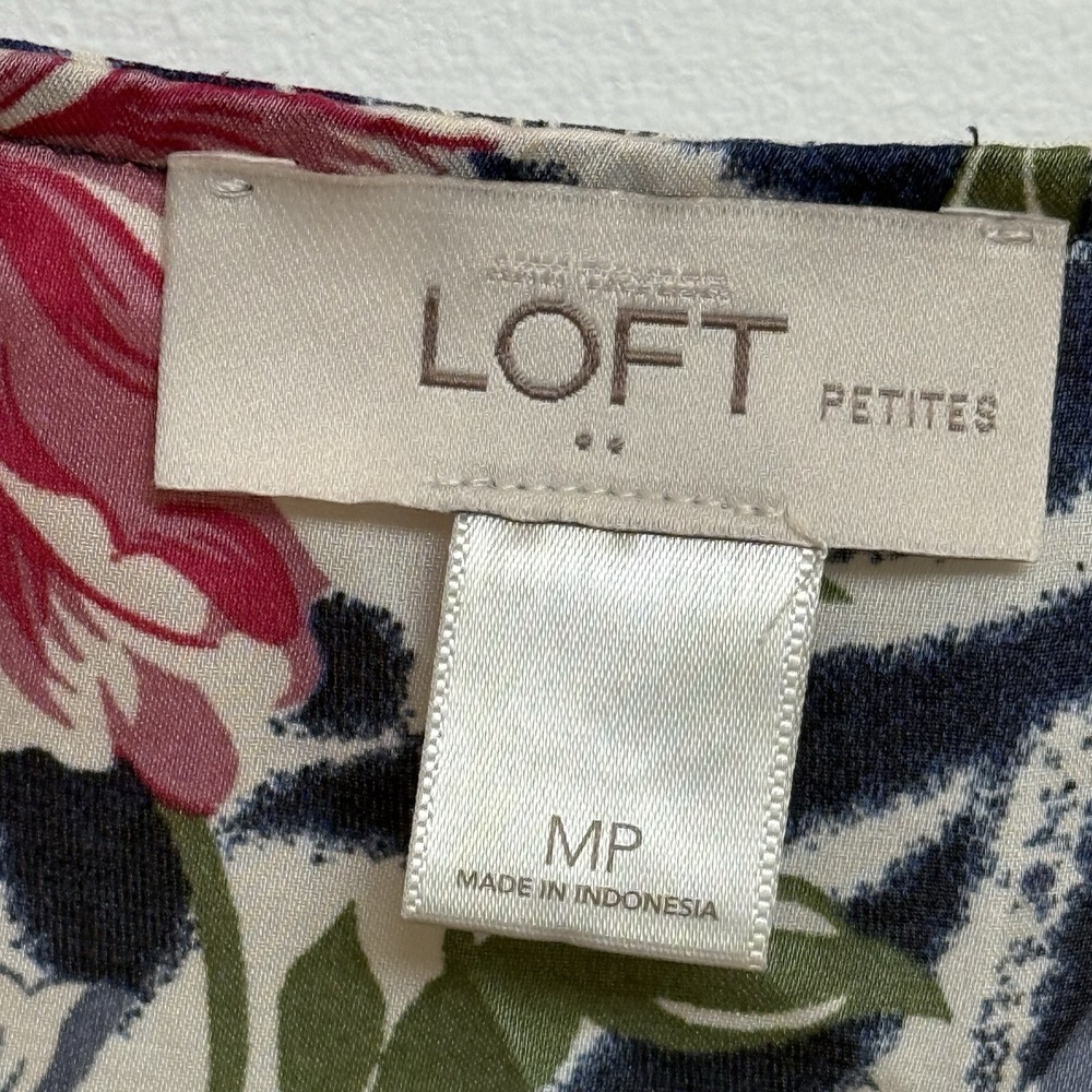 Ann Taylor Loft Factory V-Neck Faux Silk Floral 3/4 Sleeve Top Medium Petite - Picture 2 of 8